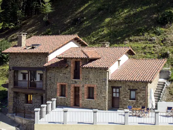 Fotografía de la fachada de la casa rural manuel de pepa xuaca