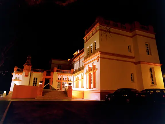Foto nocturna de la fachada del Hotel Palacio de las Nieves