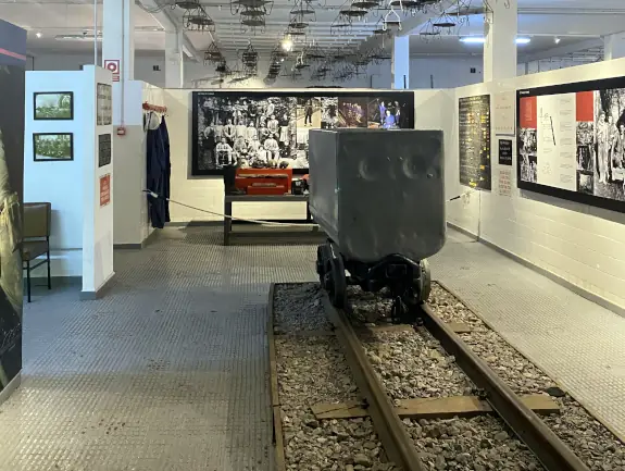 Interior del centro de experiencias y memoria de la minería