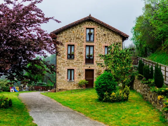 Foto de la fachada de la Casa de Aldea La Escuela