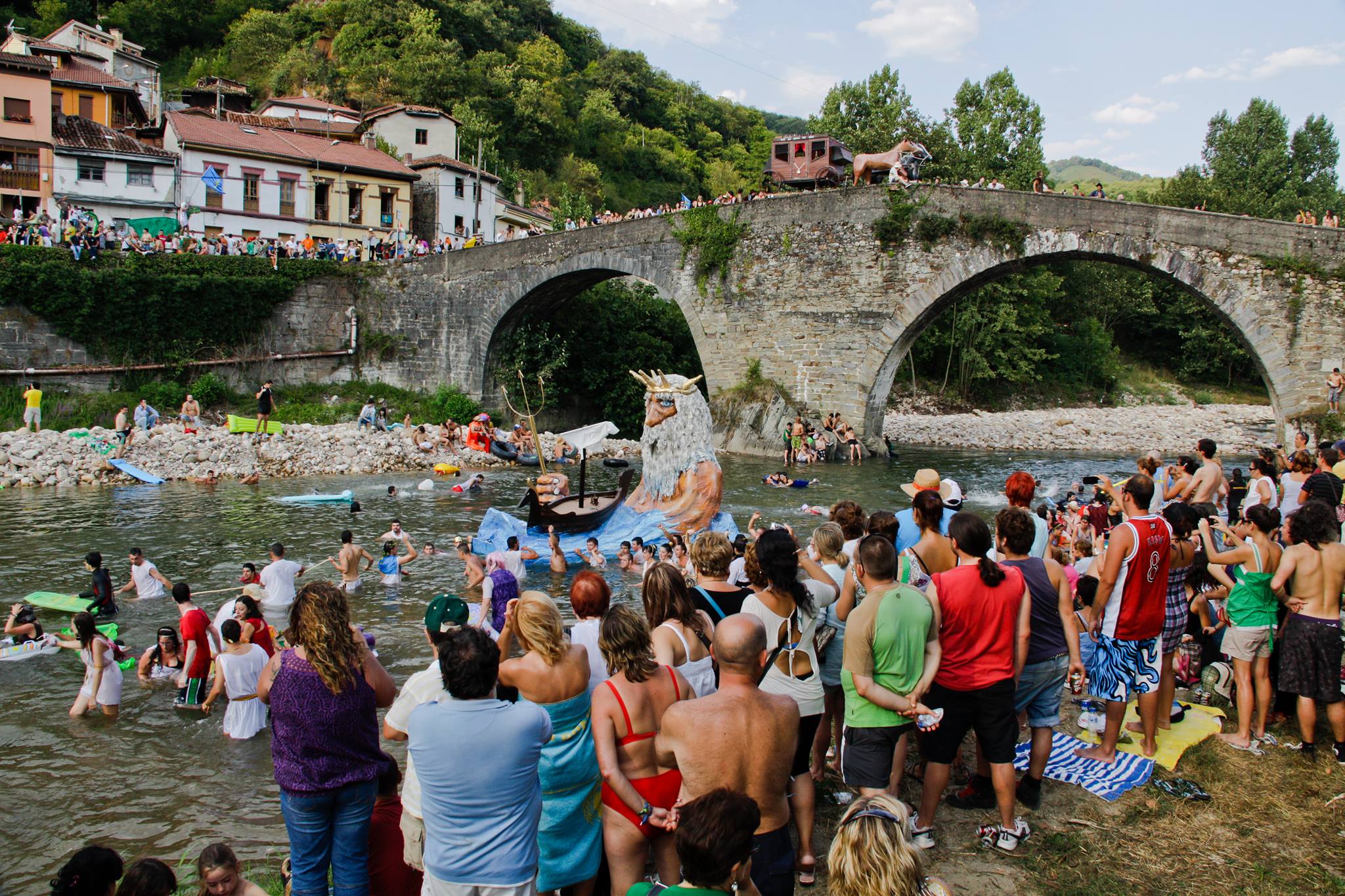 Embarcaciones pasando el puente de Laviana