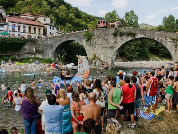 Descenso folklórico del Nalón a su paso por Laviana
