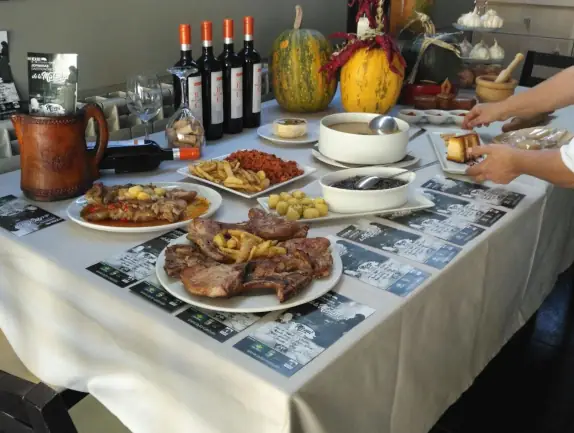 Fotografía de la mesa de un restaurante con varios platos típicos asturianos